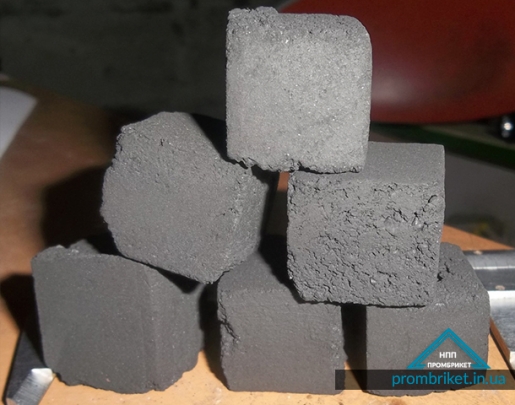 Metallurgical staurolite briquette